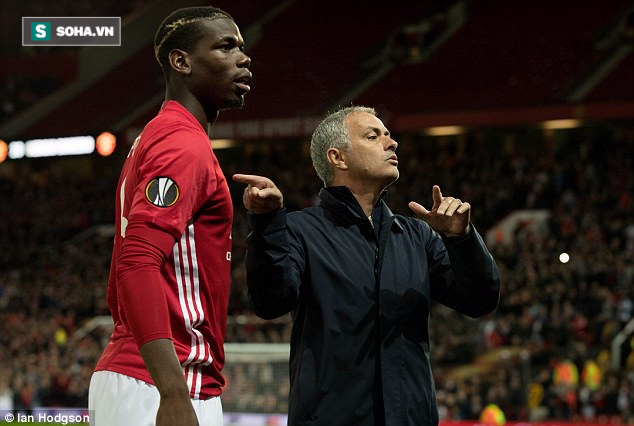 Sai sót tai hại, trợ lý bị Mourinho trách mắng giữa trận đấu - Ảnh 2.