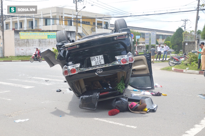 TP.HCM: Người dân cạy cửa cứu tài xế trong xe Fortuner bẹp dúm - Ảnh 1.