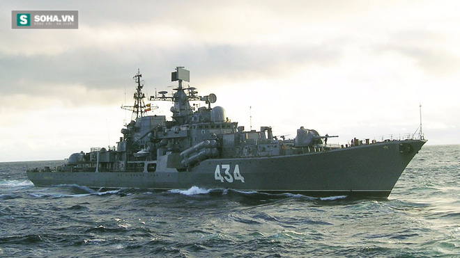 Khu trục hạm 8000 tấn của Nga suýt bị nhấn chìm trong cơn sóng dữ - Ảnh 1.