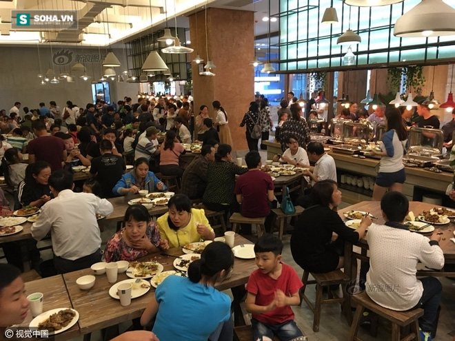 Khách ồ ạt đến ăn buffet miễn phí, nhân viên nhà hàng vã mồ hôi - Ảnh 1.