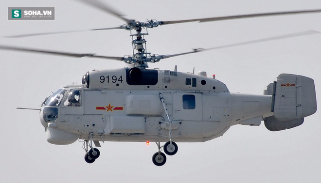 Trực thăng Ka-28 của Hải quân Trung Quốc bị thổi bay khi hạ cánh - Ảnh 1.