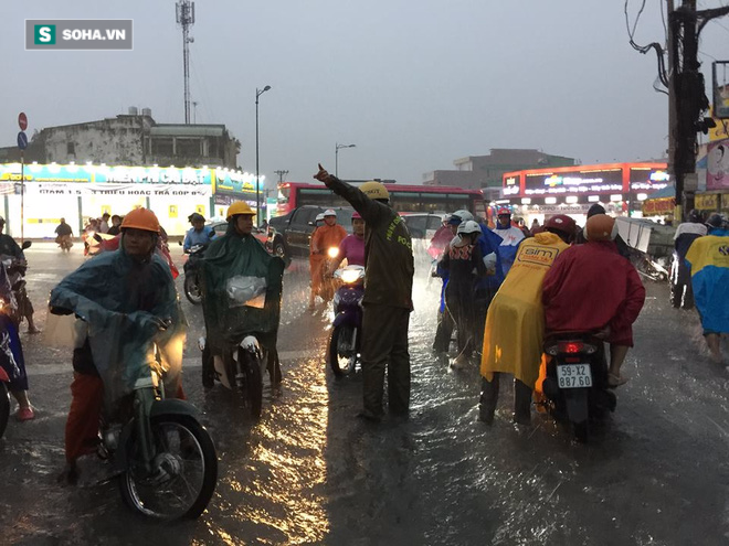 Đường sắt, đường bộ ở Sài Gòn chìm trong biển nước sau mưa lớn - Ảnh 4.