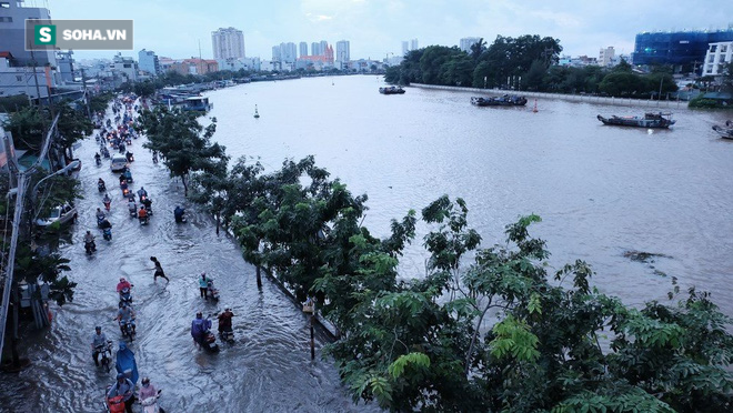 Người Sài Gòn bì bõm vác bàn, dắt xe vượt rốn ngập - Ảnh 1.