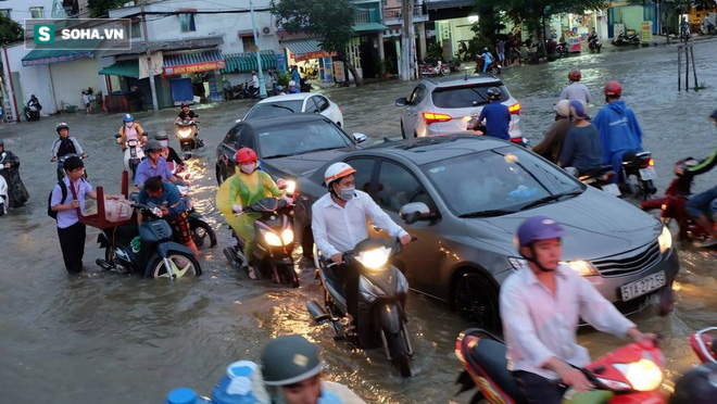 Người Sài Gòn bì bõm vác bàn, dắt xe vượt rốn ngập - Ảnh 10.