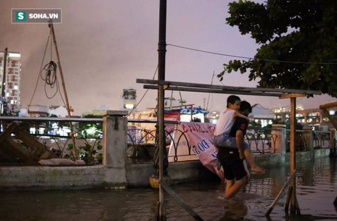 Người Sài Gòn đeo ủng ngồi giữa nhà ngập nước đọc báo, xem tivi - Ảnh 9.