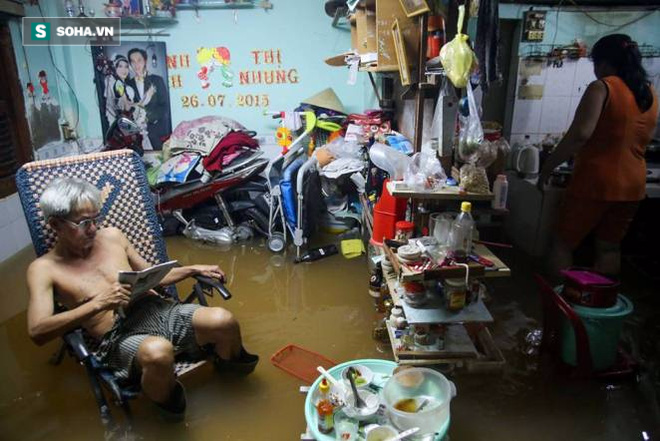 Người Sài Gòn đeo ủng ngồi giữa nhà ngập nước đọc báo, xem tivi - Ảnh 11.