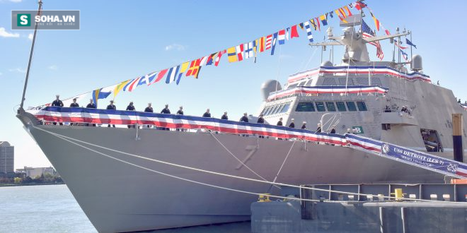 [ẢNH+VIDEO] Hải quân Mỹ biên chế chiến hạm USS Detroit - Ảnh 1.