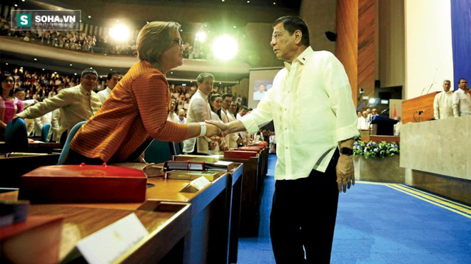 Người phụ nữ khiến ông Duterte điên đầu - Ảnh 1.