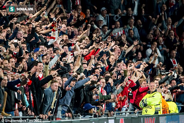 Sang Istanbul, cảnh sát và súng sẽ sát cánh với CĐV Man United - Ảnh 1.