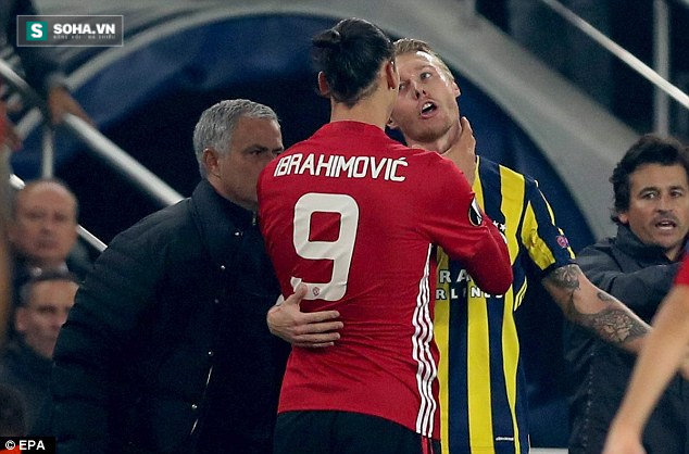 Phán quyết khó tin sau màn bóp cổ đối thủ của Ibrahimovic - Ảnh 1.