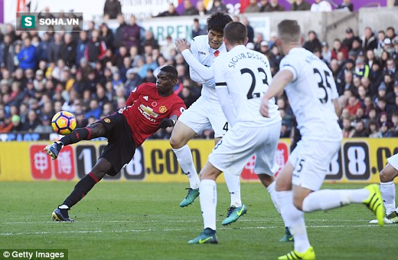 Swansea 1-3 Man United: Ibra thăng hoa, nhưng fan Man United lại méo mặt - Ảnh 1.