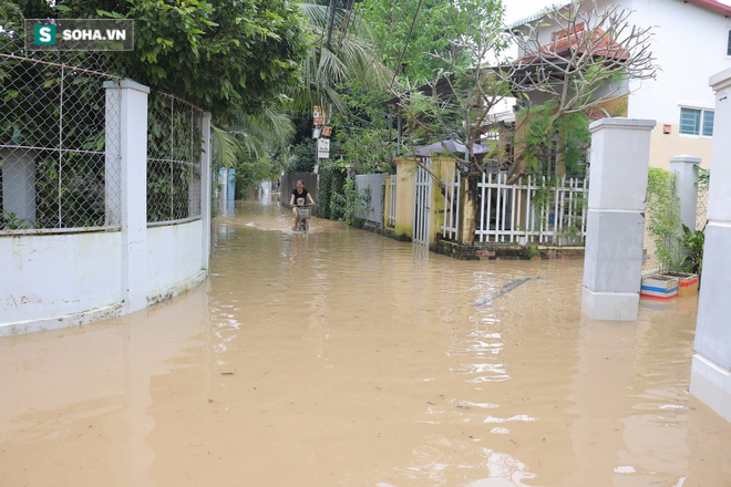 Nước tràn vào thành phố, cả Nha Trang tê liệt vì lụt - Ảnh 1.