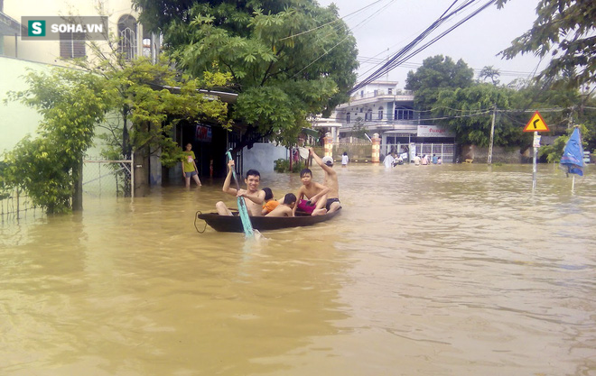 Nước tràn vào thành phố, cả Nha Trang tê liệt vì lụt - Ảnh 7.