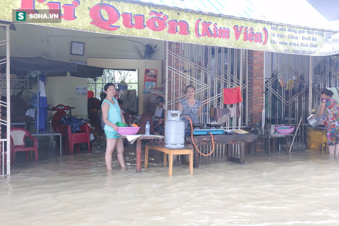 Nước tràn vào thành phố, cả Nha Trang tê liệt vì lụt - Ảnh 8.