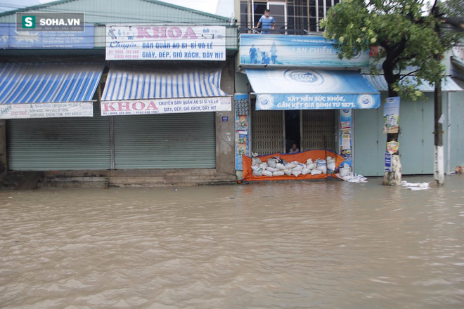 Nước tràn vào thành phố, cả Nha Trang tê liệt vì lụt - Ảnh 9.