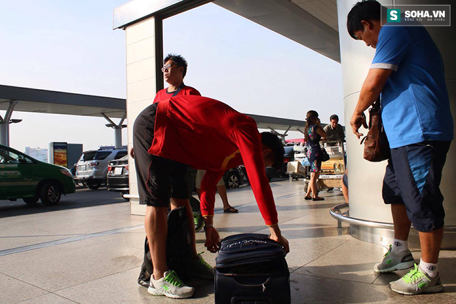 ĐT Việt Nam sang Indonesia: Quế Ngọc Hải phải thay quần ngay tại sân bay - Ảnh 1.