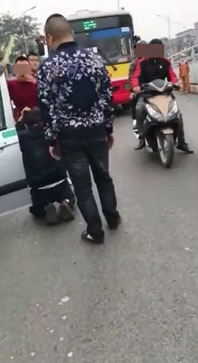 Tài xế taxi bị đánh, phải quỳ xuống xin tha giữa đường phố Hà Nội - Ảnh 2.