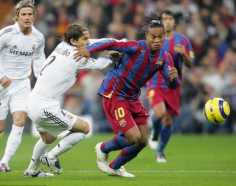 TIẾT LỘ: Ronaldinho từng LỪA cả đội Barcelona khi tuyên bố chuyển sang Real Madrid - Ảnh 1.