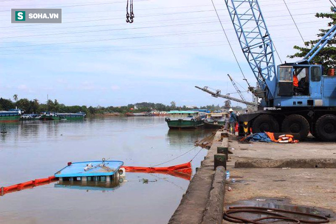 Phụ nữ, trẻ em kêu cứu trên sà lan chở 400 tấn thép đang chìm dần xuống sông - Ảnh 2.