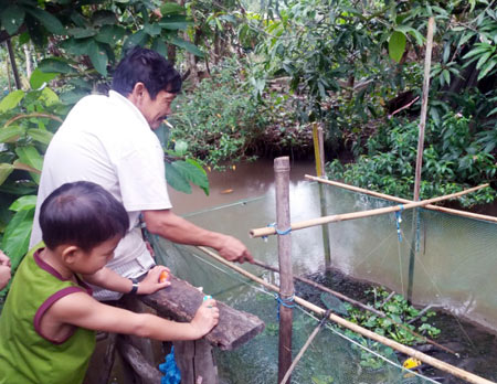 Thu lãi hàng trăm triệu/năm từ loài rắn nặng tới 8kg - Ảnh 1.