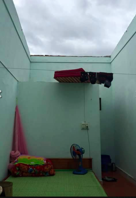 Mở cửa vào nhà cô gái chết đứng với hậu quả sau mưa bão - Ảnh 2.