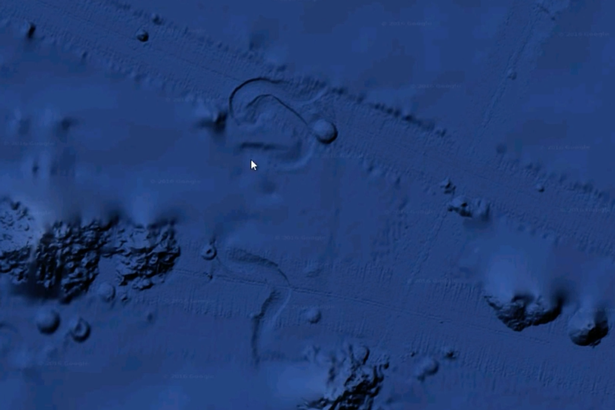 UFO bất ngờ lộ dấu vết trong lòng đại dương chỉ vì... Google Map! - Ảnh 1.