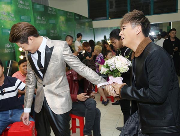 Hành động phì cười của Noo Phước Thịnh khi gặp trai đẹp Việt - Ảnh 2.