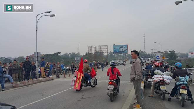 Đơn vị BOT nói dân hiểu sai, hơn 30 ô tô tiếp tục vây trạm thu phí cầu Bến Thủy - Ảnh 1.