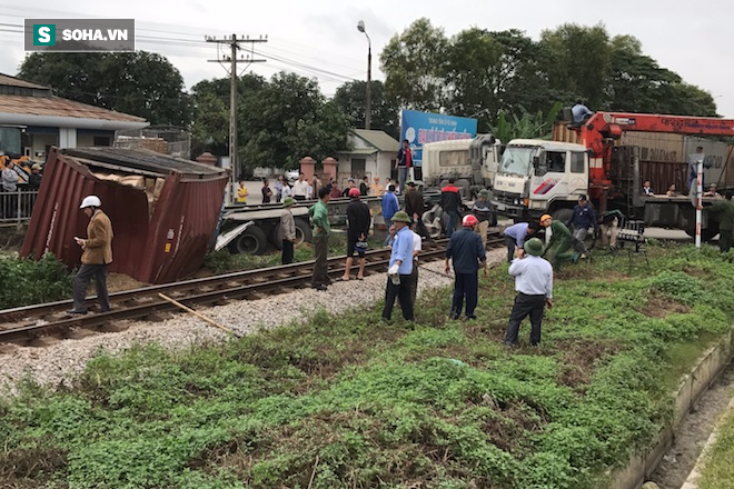 Đoàn tàu phải tách đôi để giải cứu container ở Nghệ An - Ảnh 11.