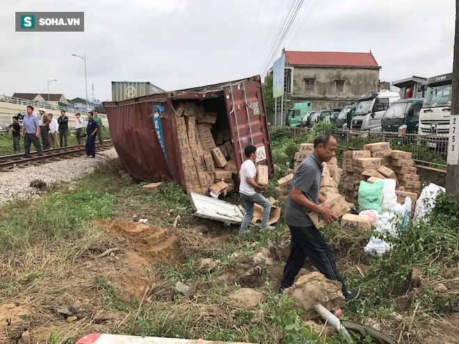 Đoàn tàu phải tách đôi để giải cứu container ở Nghệ An - Ảnh 7.