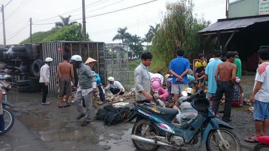 Xe chở quýt lật giữa đường cao tốc, tài xế cười tươi vì hành động của người dân - Ảnh 5.