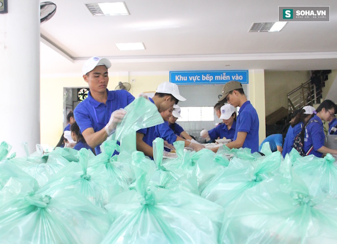 Cơm tình nguyện đây, các thí sinh cứ thoải mái! - Ảnh 11.