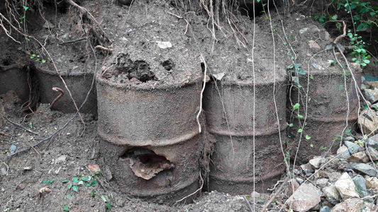 5 thùng phi lộ ra sau mưa lớn ở Nha Trang đã được chôn từ rất lâu, không có tên - Ảnh 1.