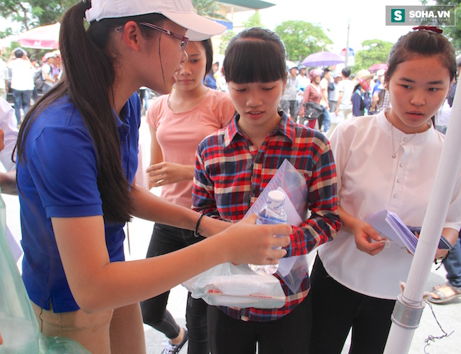 Cơm tình nguyện đây, các thí sinh cứ thoải mái! - Ảnh 19.