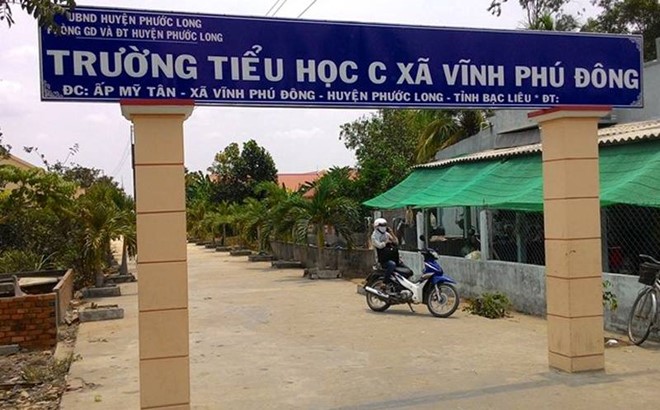 Nữ sinh quay lại cảnh hiệu trưởng dâm ô với học sinh - Ảnh 1.