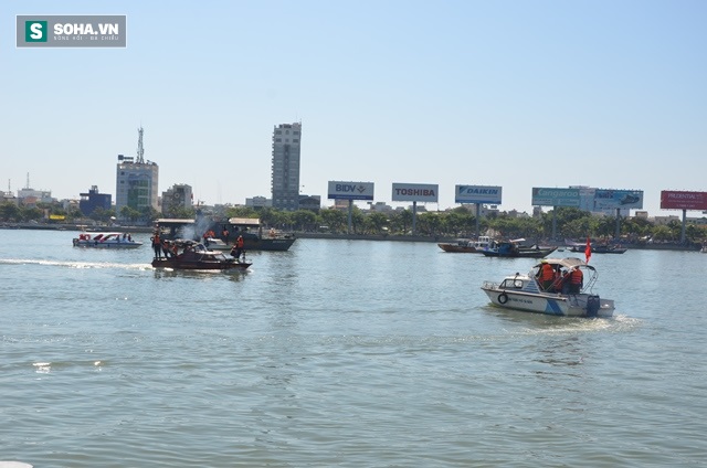 Tàu chìm trên sông Hàn: TT Nguyễn Xuân Phúc đến hiện trường - Ảnh 7.