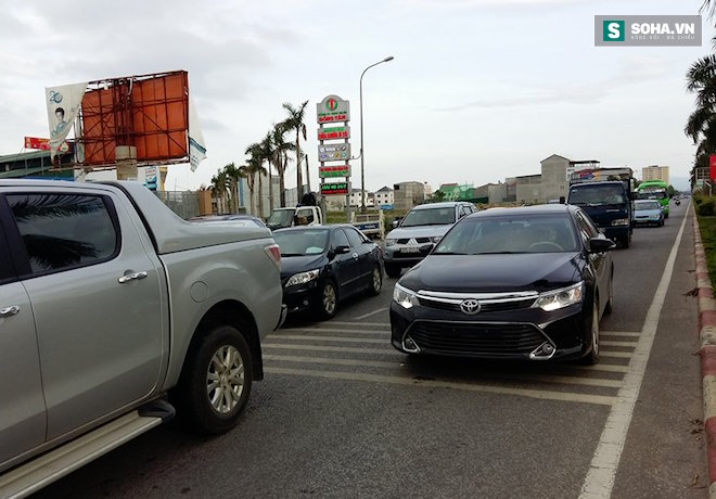 Nghệ An: Xe Foturner đâm xe ô tô, lật như phim trên phố  - Ảnh 11.