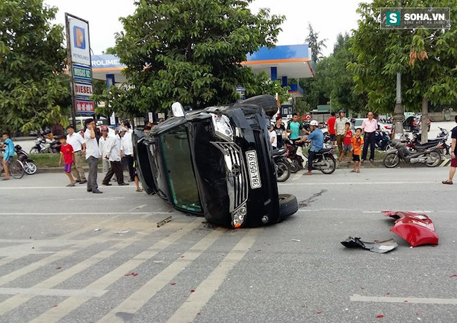 Nghệ An: Xe Foturner đâm xe ô tô, lật như phim trên phố  - Ảnh 3.