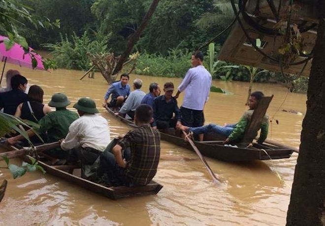 Chú rể thuê thuyền đi đón dâu trong mưa lũ ở Hà Tĩnh - Ảnh 4.