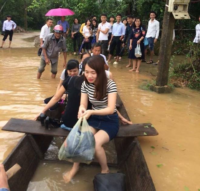 Chú rể thuê thuyền đi đón dâu trong mưa lũ ở Hà Tĩnh - Ảnh 3.