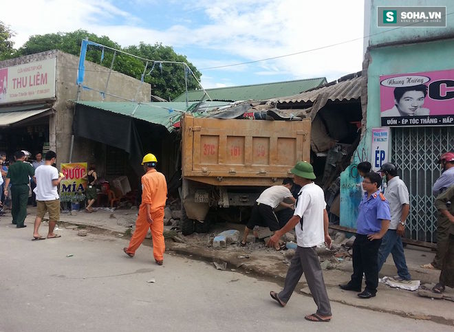 Nghệ An: Xe ben bất ngờ đâm sập quán ăn sáng, 3 người cấp cứu - Ảnh 1.