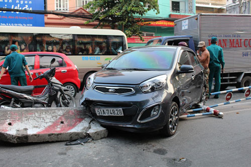 Xe điên, nhầm chân ga và bí mật từ đôi giày cao gót - Ảnh 1.