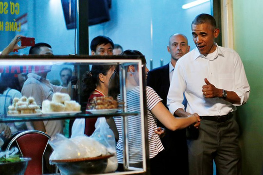 15 hình ảnh thân thiện của Tổng thống Obama ở Việt Nam - Ảnh 10.