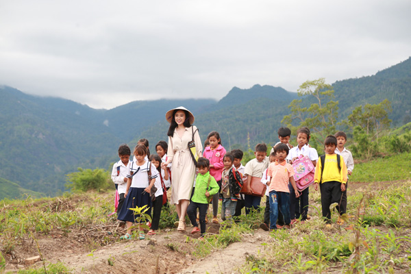 Angela Phương Trinh chịu cực khổ để đóng vai ngoan hiền - Ảnh 4.