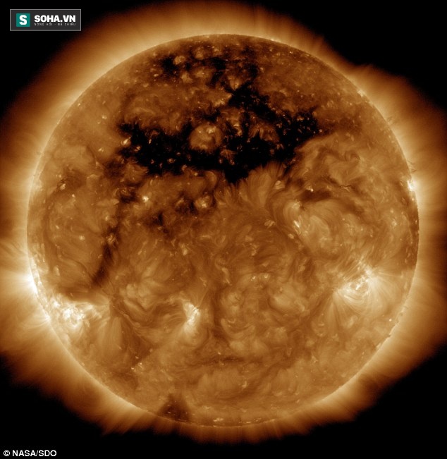 NASA vừa phát hiện điểm bất thường khổng lồ trên bề mặt Mặt Trời - Ảnh 1.