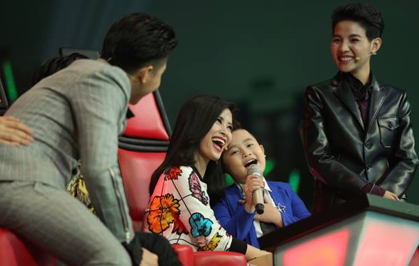 The Voice Kids: Ông Cao Thắng ôm eo Noo Phước Thịnh đầy tình cảm - Ảnh 7.