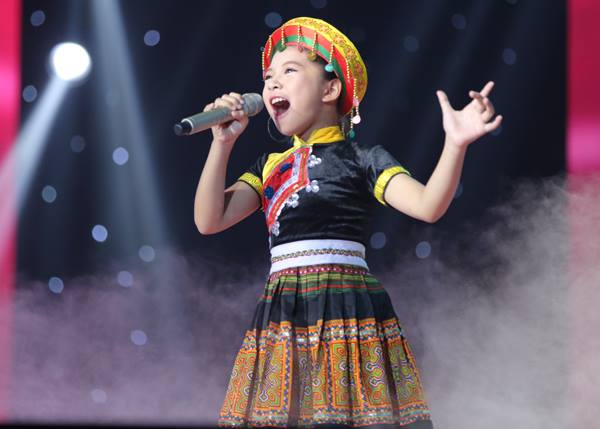 The Voice Kids: Ông Cao Thắng ôm eo Noo Phước Thịnh đầy tình cảm - Ảnh 4.
