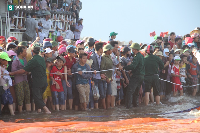 Hàng vạn người dân theo dõi cảnh trục vớt cá voi khủng lên bờ - Ảnh 12.