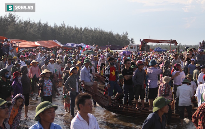 Hàng vạn người dân theo dõi cảnh trục vớt cá voi khủng lên bờ - Ảnh 6.