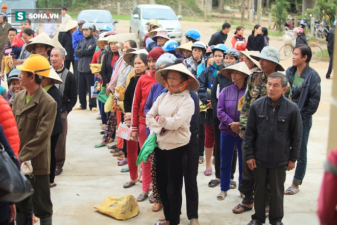 [ẢNH] Bà con hồ hởi nhận bò, lợn giống từ chương trình từ thiện của Báo Trí Thức Trẻ - Ảnh 1.